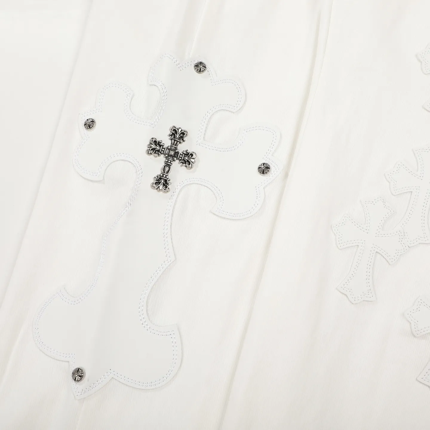 P280 Chrome Hearts/Chrome Hearts 25FW CH top denim large cross leather jeans (white) Chrome Hearts white cow king jeans Chrome Hearts' most popular color pants are made of beaded canvas fabric. Heavy washing makes the upper body of the fabric more textured and the pants are tall and straight! The three-dimensional cutting of the whole trousers is a masterpiece! The hardware is customized by zp. The beaded canvas fabric is thick and soft after being washed. It has good breathability. Customized small leather label. Unique design. The details are in place, simple and elegant, and the workmanship is exquisite. The whole trousers are neatly routed and the details are in place. Look for the correct version. Size: 28 30 32 34 (corresponding to s-xl) Detailed size can be found in Figure 9
